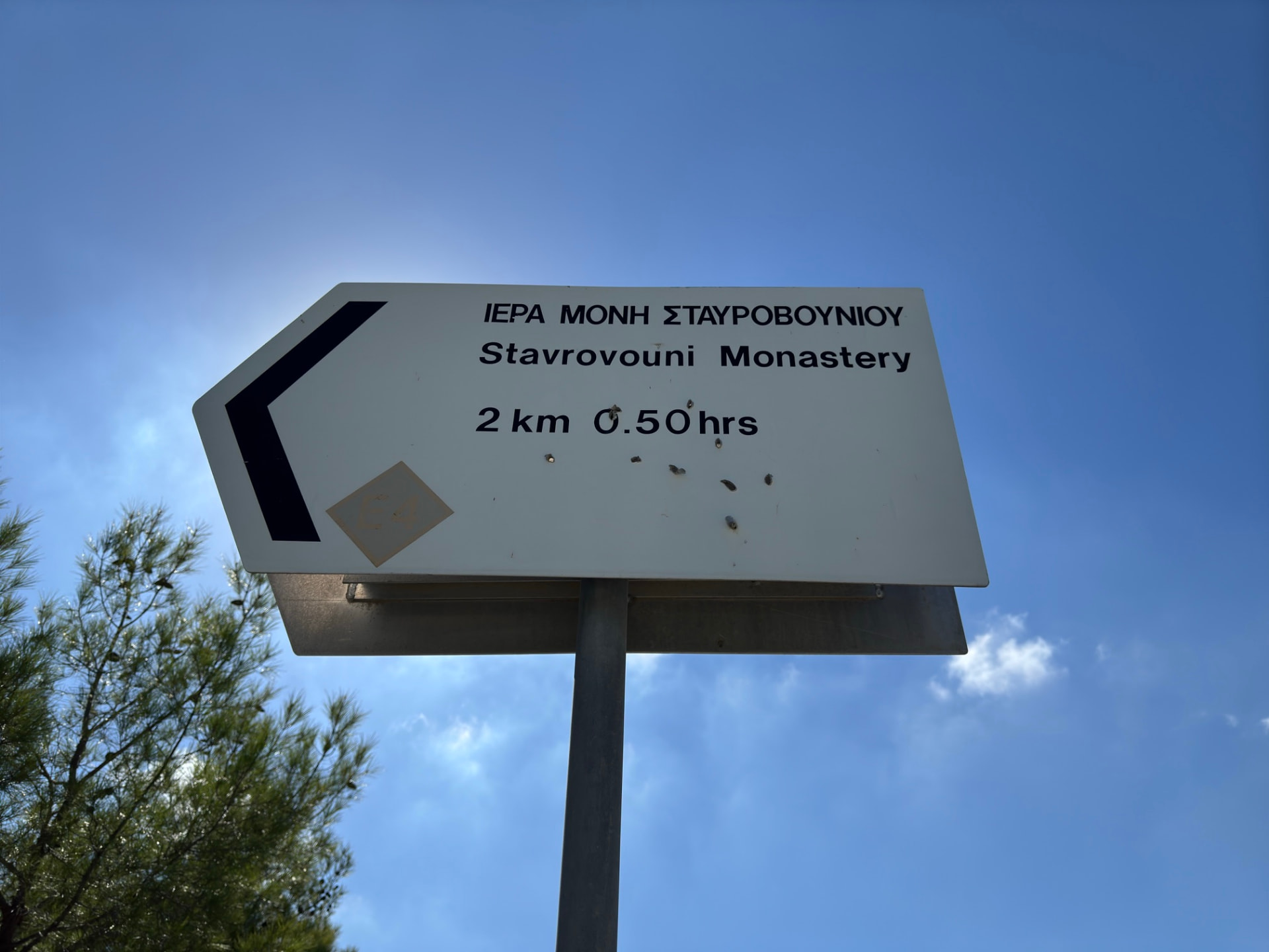 E4 signpost to Stavrovouni Monastery, 2 km, 0.50 hrs