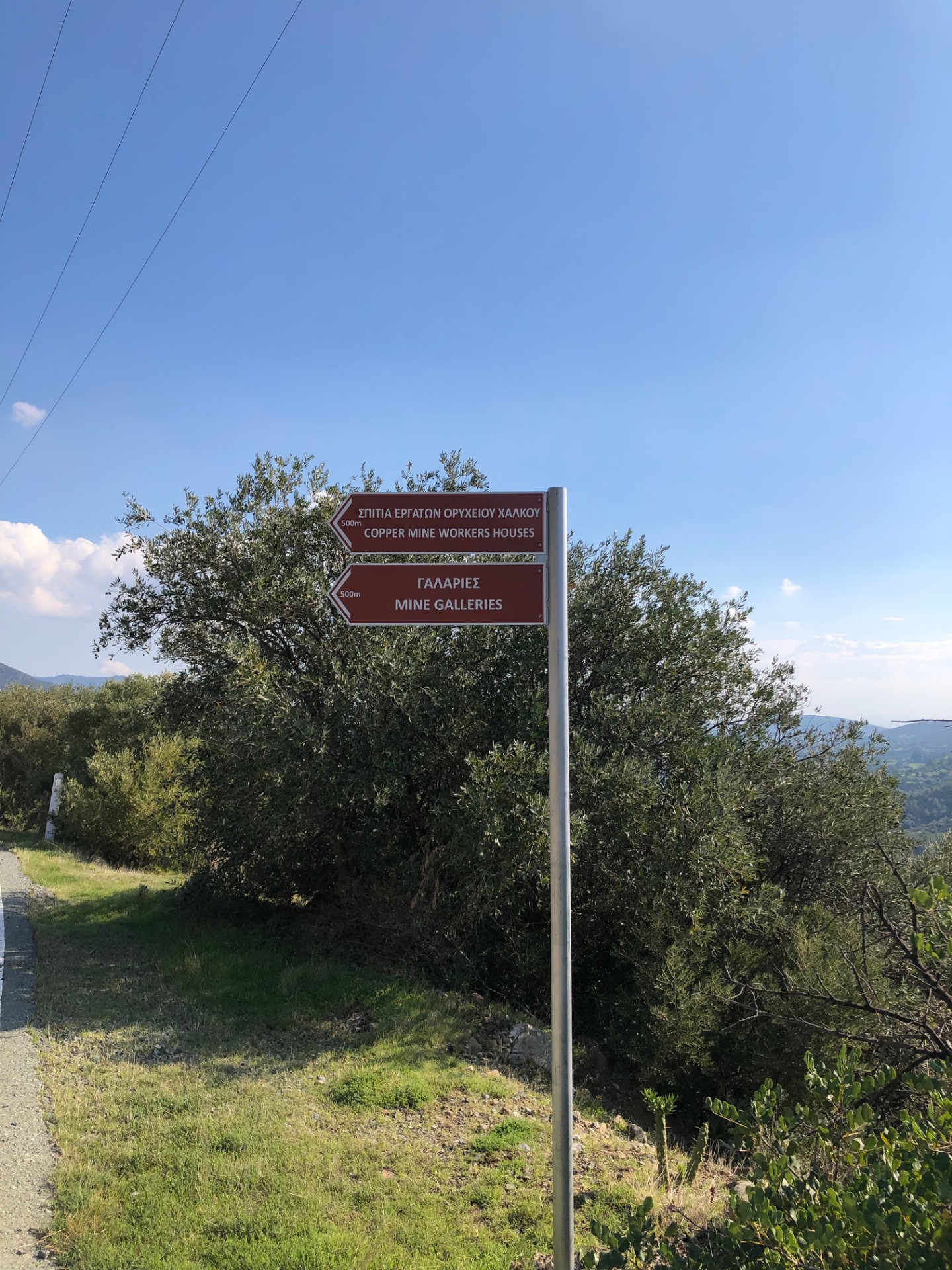 Trail sign pointing toward the old copper mine workers' houses and mine galleries