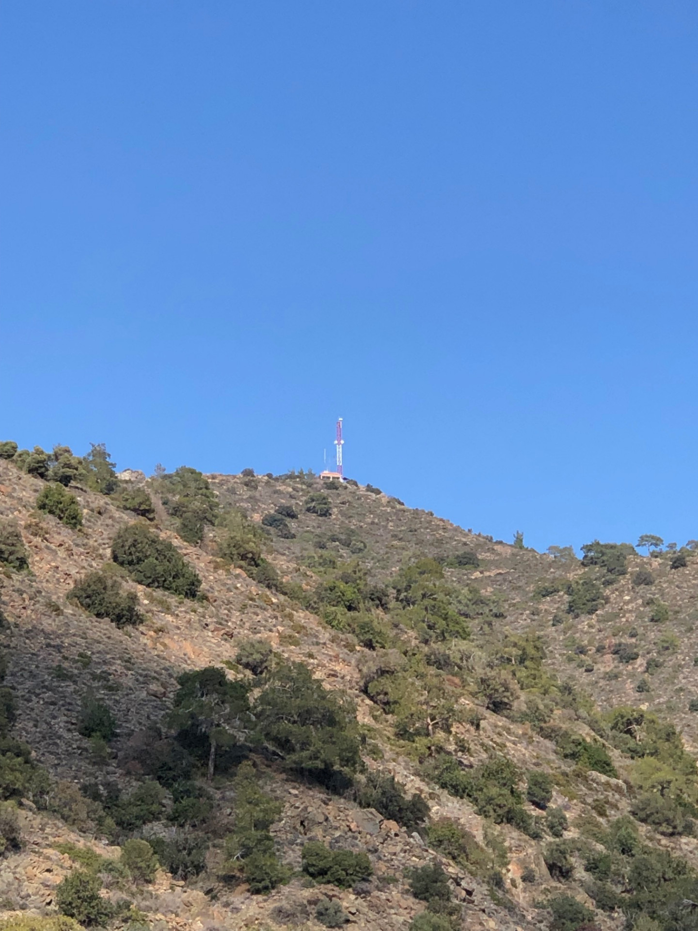 Close-up of the red-and-white antenna on the Kakomalis summit