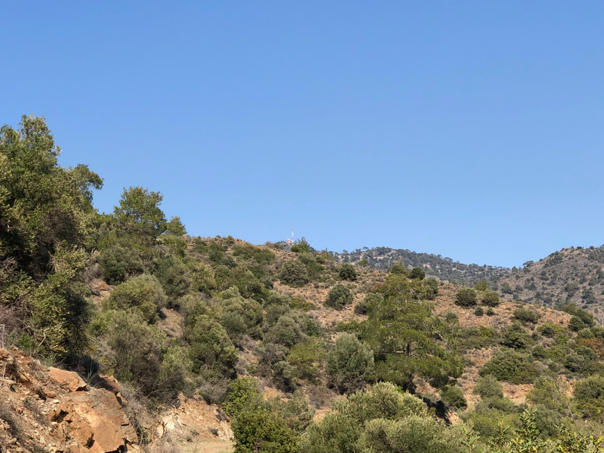 Kakomalis peak with a distant antenna seen from below